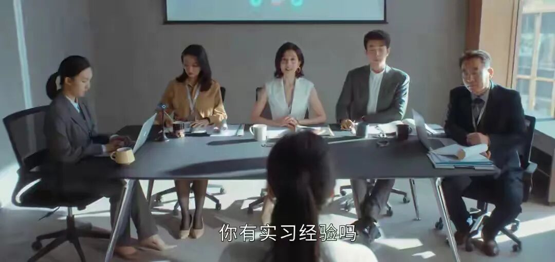  爆火开播！井柏然孙千新剧，职场挡酒名场面直接出圈